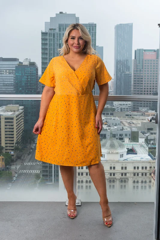 Hot Deals Plus Size Floral Print V-Neck Short Sleeve Midi Dress W/Elastic on Waist And Full Lining In Mustard (197440)